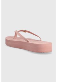 TOMMY HILFIGER - Tommy Hilfiger japonki TH MONOGRAM FLAT SANDAL damskie kolor różowy na platformie FW0FW06964. Kolor: różowy. Materiał: materiał. Wzór: gładki. Obcas: na platformie #3