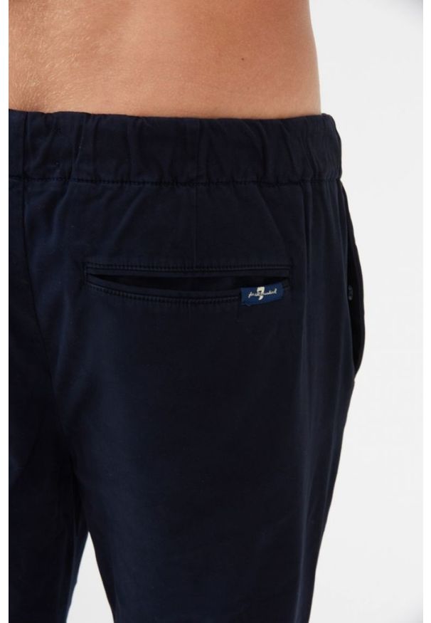 7 FOR ALL MANKIND Granatowe spodnie męskie Jogger Chino, Rozmiar L. Kolor: niebieski. Materiał: bawełna