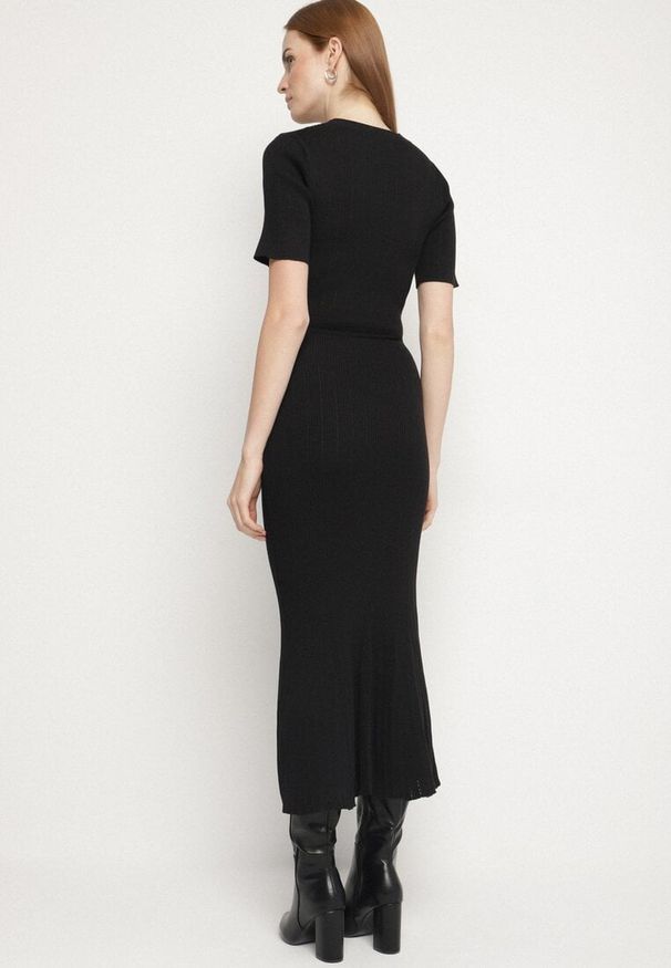 Born2be - Czarna Dzianinowa Sukienka z Wiskozą o Taliowanym Kroju z Guzikami Fenallea. Okazja: do pracy, na spotkanie biznesowe. Kolor: czarny. Materiał: wiskoza, dzianina. Styl: elegancki, biznesowy