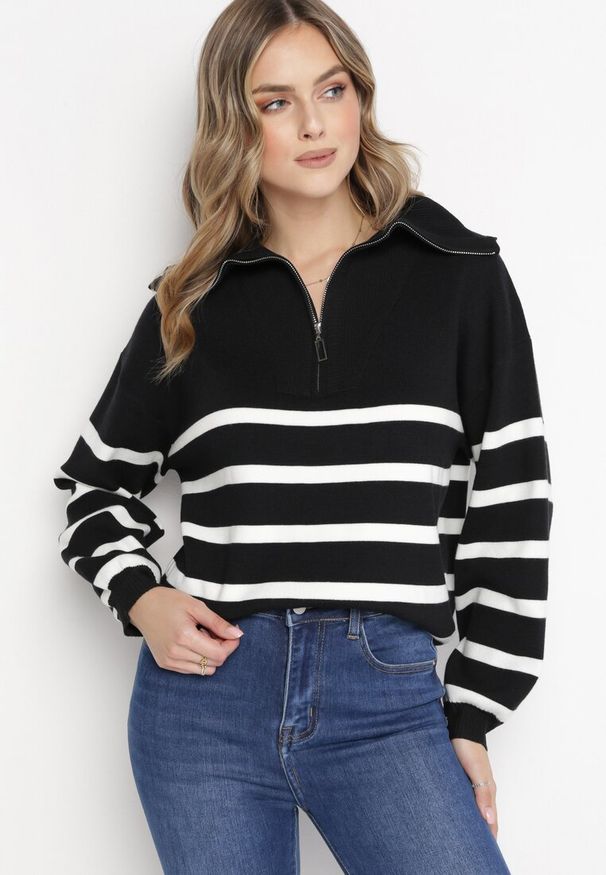 Born2be - Czarno-Biały Golf Sweter Zapinany na Suwak w Paski Sakine. Typ kołnierza: golf. Kolor: czarny. Wzór: paski