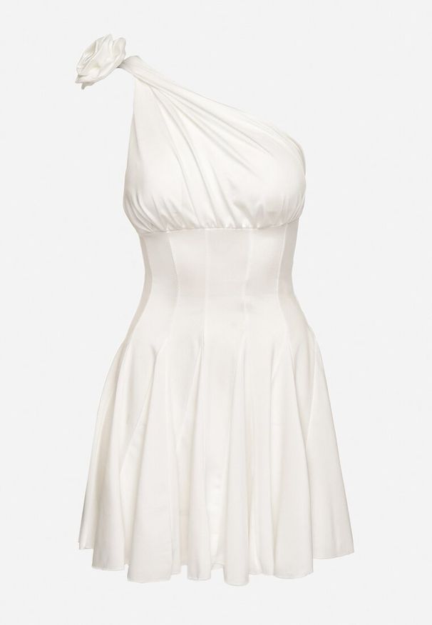 Born2be - Biała Satynowa Asymetryczna Sukienka Ozdobiona Kwiatem 3D Izaiva. Okazja: na imprezę. Kolor: biały. Materiał: satyna. Wzór: aplikacja, kwiaty. Sezon: lato. Typ sukienki: asymetryczne. Styl: elegancki, klasyczny