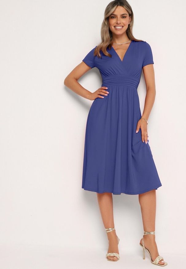 Born2be - Niebieska Taliowana Sukienka z Dekoltem na Zakładkę Quimadea. Okazja: na spotkanie biznesowe. Kolor: niebieski. Materiał: materiał. Wzór: aplikacja. Styl: elegancki, biznesowy