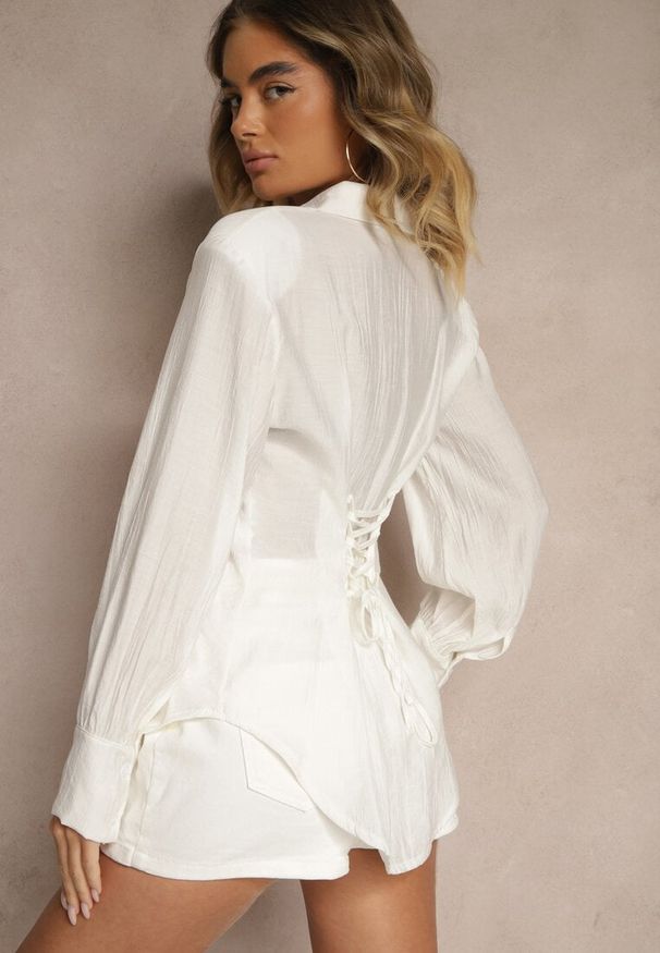 Renee - Biała Koszula z Usztywnioną Linią Ramion i Wiązaniem Meroniela. Okazja: na spotkanie biznesowe, na co dzień. Kolor: biały. Materiał: jeans. Styl: casual, elegancki, biznesowy