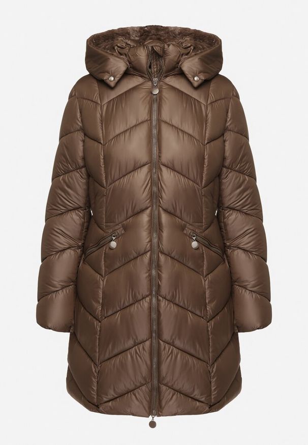 Born2be - Brązowa Pikowana Kurtka o Taliowanym Kroju z Kapturem i Futrzaną Podszewką Emithalla. Okazja: na co dzień. Typ kołnierza: kaptur. Kolor: brązowy. Materiał: futro. Długość rękawa: długi rękaw. Długość: długie. Styl: casual, elegancki, klasyczny