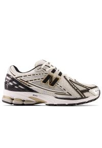 Buty New Balance M1906RA - srebrne. Kolor: srebrny. Materiał: skóra, materiał, guma, syntetyk. Szerokość cholewki: normalna. Sport: turystyka piesza