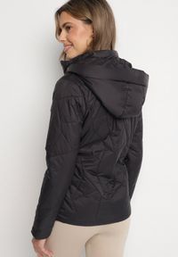 Born2be - Czarna Pikowana Kurtka Przejściowa z Odpinanym Kapturem Ninorwena. Okazja: na co dzień. Kolor: czarny. Styl: klasyczny, casual, elegancki #4