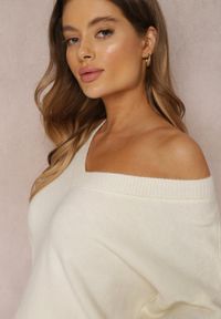 Renee - Biały Sweter z Wiskozy Oversize Conime. Okazja: na co dzień. Typ kołnierza: dekolt w kształcie V. Kolor: biały. Materiał: wiskoza. Długość rękawa: długi rękaw. Długość: długie. Wzór: aplikacja. Styl: casual, elegancki #5