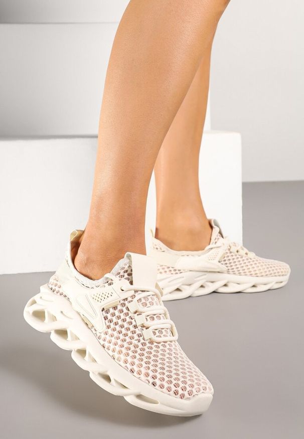 Born2be - Beżowe Siateczkowe Buty Sportowe Sneakersy na Grubej Tłoczonej Podeszwie Telarienna. Okazja: na co dzień. Zapięcie: sznurówki. Kolor: beżowy. Materiał: jeans. Obcas: na platformie
