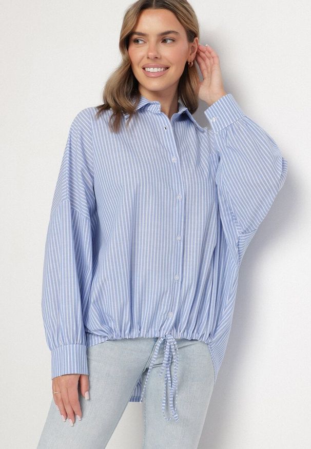 Born2be - Jasnoniebieska Bawełniana Koszula Oversize w Paski ze Ściągaczem Elineola. Okazja: na co dzień. Typ kołnierza: kołnierzyk klasyczny. Kolor: niebieski. Materiał: bawełna. Wzór: paski. Styl: casual, sportowy, klasyczny, elegancki