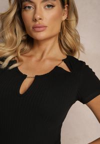 Renee - Czarna Bluzka z Prążkowanej Bawełny z Łańcuszkiem i Głębokim Dekoltem Senarifa. Kolor: czarny. Materiał: bawełna, prążkowany