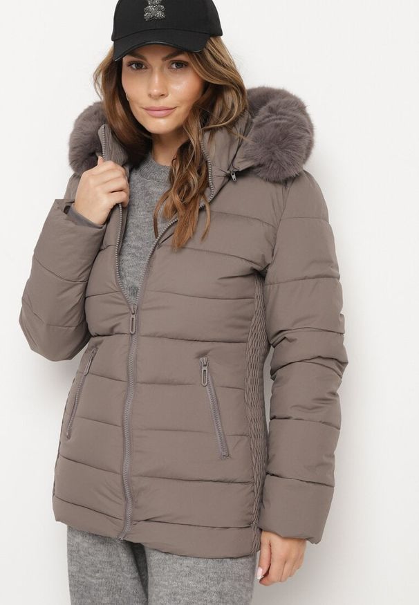 Born2be - Ciemnoszara Pikowana Kurtka o Taliowanym Kroju z Kapturem z Futerkiem Tinessa. Okazja: na spacer, na co dzień. Typ kołnierza: kaptur. Kolor: szary. Materiał: futro. Sezon: zima. Styl: casual