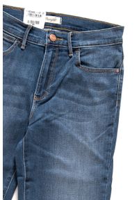 Wrangler - WRANGLER HIGH RISE BOOTCUT MISTY BLUE W27UU486L. Stan: podwyższony. Wzór: aplikacja #4