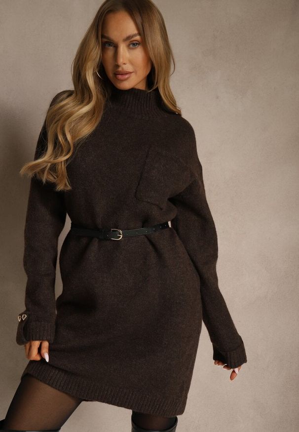 Renee - Brązowa Sukienka z Półgolfem z Dzianiny z Wiskozą i Dodatkiem Wełny Nessla. Okazja: na co dzień. Kolor: brązowy. Materiał: dzianina, wełna, wiskoza. Styl: casual, elegancki