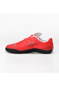 KIPSTA - Buty do piłki nożnej halowej dla dzieci Kipsta Ginka 500. Kolor: szary, niebieski, czerwony, czarny, wielokolorowy. Materiał: syntetyk, kauczuk, poliester. Wzór: gładki. Sport: piłka nożna
