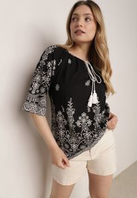 Born2be - Czarna Bluzka z Wiskozy z Kwiatowym Wzorem Wiązaniem i Frędzlami Hawnalue. Okazja: na co dzień, do pracy, na spacer. Kolor: czarny. Materiał: wiskoza. Wzór: kwiaty. Styl: boho, casual, elegancki #1