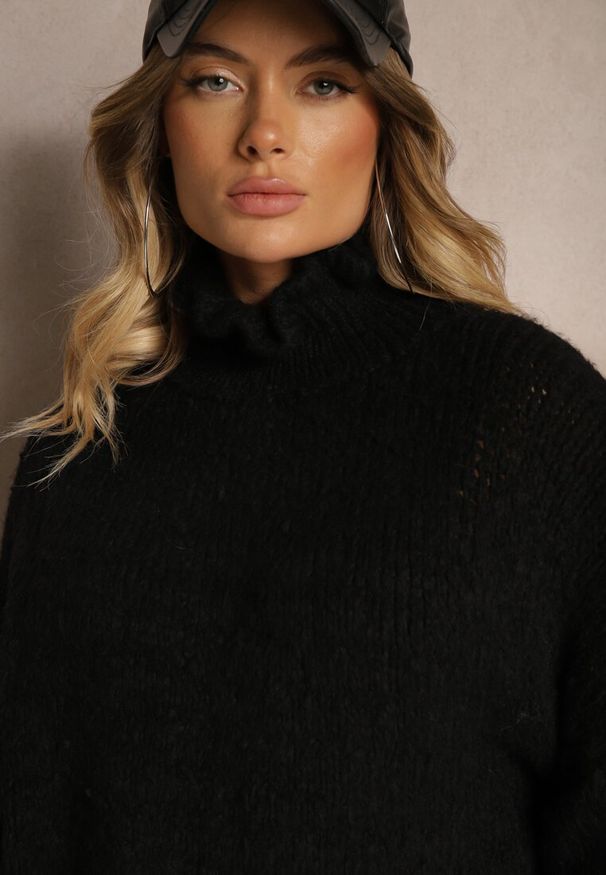 Renee - Czarny Golf z Wełną i Wiskozą Oversize Ozdobiony przy Dekolcie z Falbanką Ninnatria. Okazja: na co dzień. Typ kołnierza: golf. Kolor: czarny. Długość: długie. Wzór: aplikacja. Materiał: wełna, wiskoza. Długość rękawa: długi rękaw. Sezon: zima, jesień. Styl: casual, elegancki