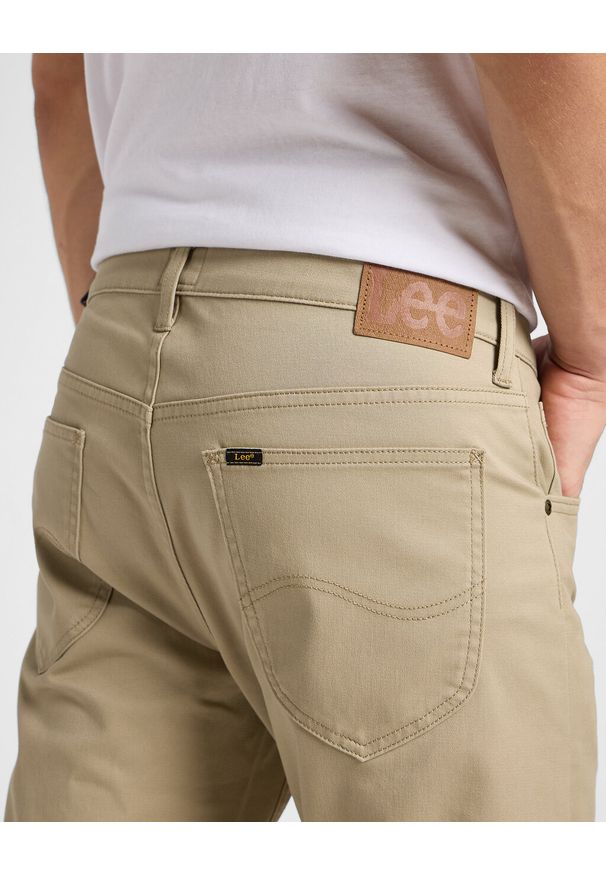 Lee - MĘSKIE SPODNIE MATERIAŁOWE LEE DAREN ZIP FLY NEW KANSAS CITY KHAKI 112360203 L707016437. Kolor: brązowy. Materiał: materiał