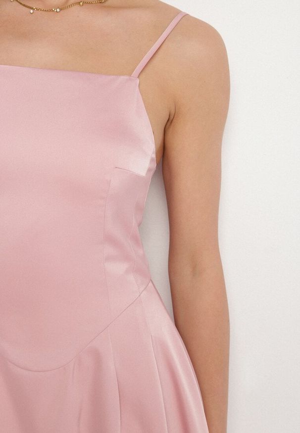 Born2be - Różowa Sukienka Vices na Ramiączkach o Fasonie Bombki Folonna. Okazja: na co dzień. Typ kołnierza: dekolt kwadratowy. Kolor: różowy. Długość rękawa: na ramiączkach. Typ sukienki: bombki. Styl: casual, elegancki