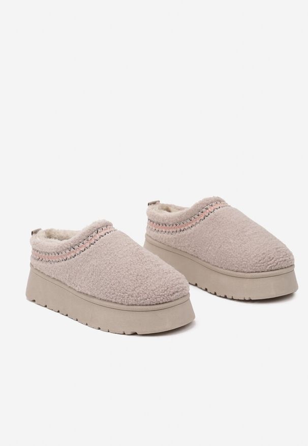 Renee - Ciemnobeżowe Śniegowce na Platformie Ozdobione Haftem i Niską Cholewką Zinnicira. Wysokość cholewki: przed kostkę. Kolor: beżowy. Materiał: jeans. Szerokość cholewki: normalna. Wzór: aplikacja, haft. Sezon: zima. Obcas: na platformie