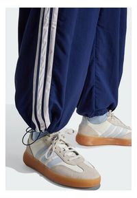 Adidas - adidas Spodnie dresowe Essentials 3-Stripes JV5328 Granatowy Loose Fit. Kolor: niebieski. Materiał: syntetyk #4
