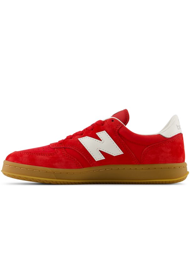 Buty unisex New Balance CT500FB – czerwone. Kolor: czerwony. Materiał: nubuk, zamsz, guma. Szerokość cholewki: normalna. Sport: tenis