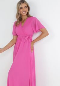 Born2be - Fuksjowa Kopertowa Sukienka z Gumką w Pasie i Plisowaną Górą Davitri. Kolor: różowy. Materiał: materiał. Długość rękawa: krótki rękaw. Typ sukienki: kopertowe. Długość: maxi #2
