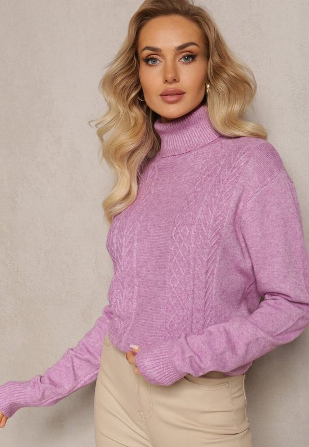 Renee - Fioletowy Golf z Dzianiny Ozdobiony Splotem z Długimi Rękawami i Ściągaczami Juniro. Typ kołnierza: golf. Kolor: fioletowy. Materiał: dzianina. Długość rękawa: długi rękaw. Długość: długie. Wzór: ze splotem, aplikacja. Sezon: jesień, zima