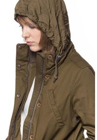 Lee - DAMSKA KURTKA ZIMOWA LEE FIELD JACKET L56WVTMP DARK OLIVE. Materiał: futro. Sezon: zima
