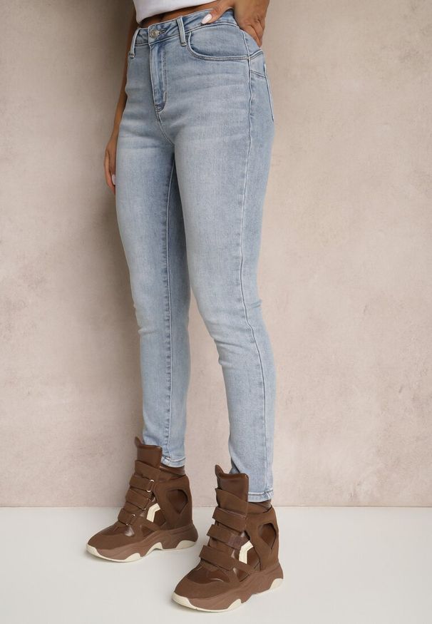 Renee - Jasnoniebieskie Jeansy Skinny z Bawełny Push-Up Carivira. Kolor: niebieski. Styl: elegancki