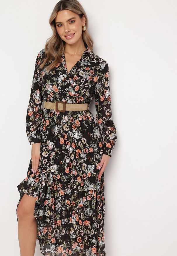 Born2be - Czarna Rozkloszowana Sukienka Maxi z Kołnierzykiem i Plecionym Paskiem Celline. Kolor: czarny. Wzór: nadruk, aplikacja, kwiaty. Typ sukienki: kopertowe. Długość: maxi