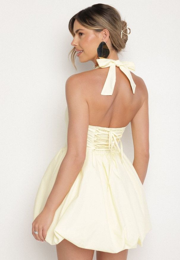 Born2be - Żółta Bawełniana Sukienka Vices Wiązana na Szyi Fenarea. Okazja: na imprezę, na co dzień. Kolor: żółty. Materiał: bawełna. Sezon: lato. Typ sukienki: proste. Styl: casual