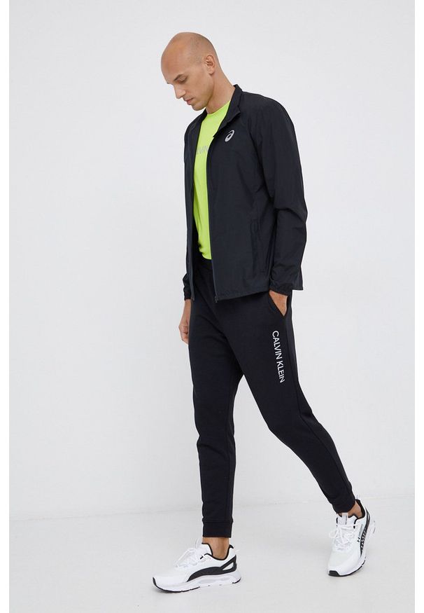 Asics - Kurtka. Kolor: czarny. Materiał: poliester. Długość: długie