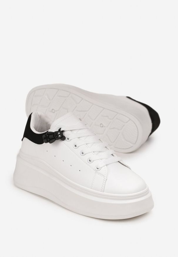 Born2be - Biało-Czarne Sneakersy na Grubej Podeszwie z Naszywką Chonris. Kolor: biały. Wzór: aplikacja