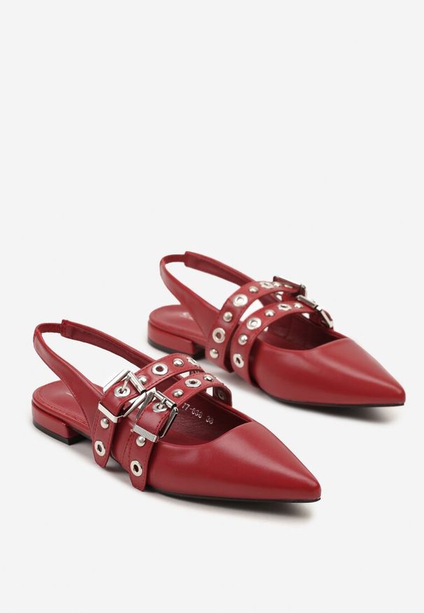 Renee - Czerwone Sandały Typu Slingback Ozdobione Klamrami Selritia. Okazja: na co dzień. Zapięcie: klamry. Kolor: czerwony. Wzór: aplikacja. Styl: casual