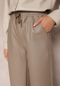 Renee - Jasnobeżowe Spodnie z Szerokimi Nogawkami i Gumką w Talii z Imitacji Skóry Agasa. Kolor: beżowy. Styl: elegancki #3