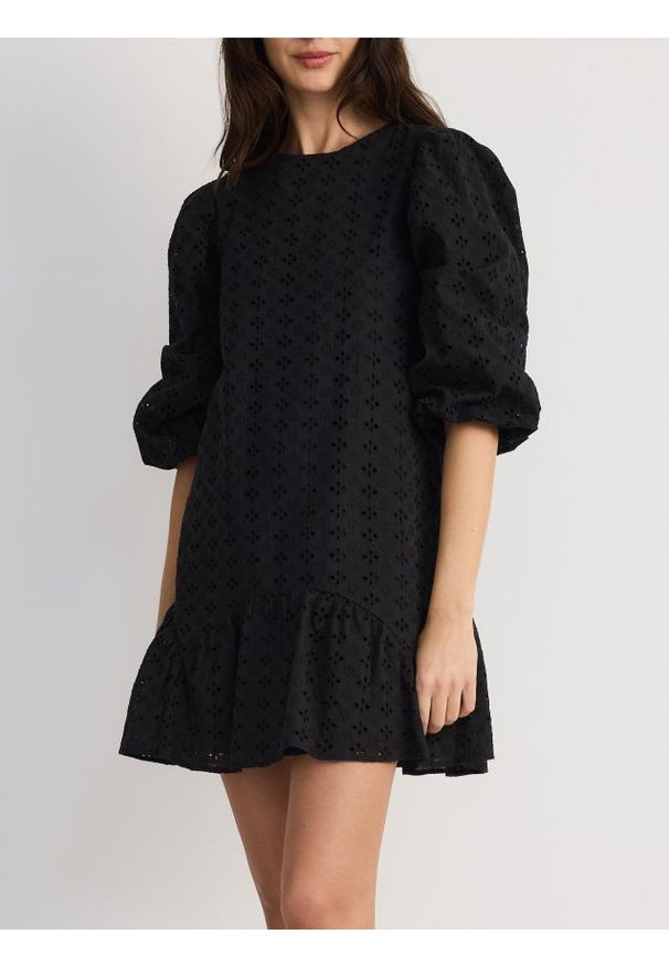 Reserved - Ażurowa sukienka mini - czarny. Kolor: czarny. Materiał: tkanina, bawełna. Wzór: ażurowy. Typ sukienki: proste. Długość: mini