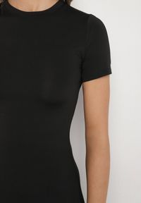 Born2be - Czarna Sukienka o Taliowanym Kroju z Krótkim Rękawem Liravise. Okazja: na co dzień. Kolor: czarny. Długość rękawa: krótki rękaw. Sezon: wiosna, lato. Typ sukienki: rozkloszowane. Styl: elegancki, casual, klasyczny #4