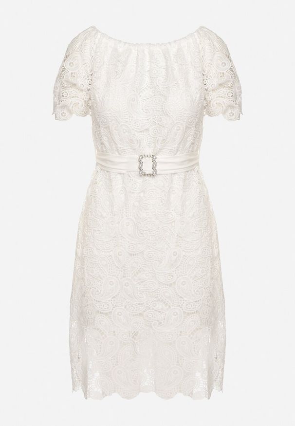 Born2be - Biała Koronkowa Sukienka z Bawełną Ozdobiona Paskiem z Perełkami i Cyrkoniami Nerevin. Okazja: na co dzień, na imprezę. Kolor: biały. Materiał: bawełna, koronka. Wzór: aplikacja. Typ sukienki: proste. Styl: klasyczny, casual
