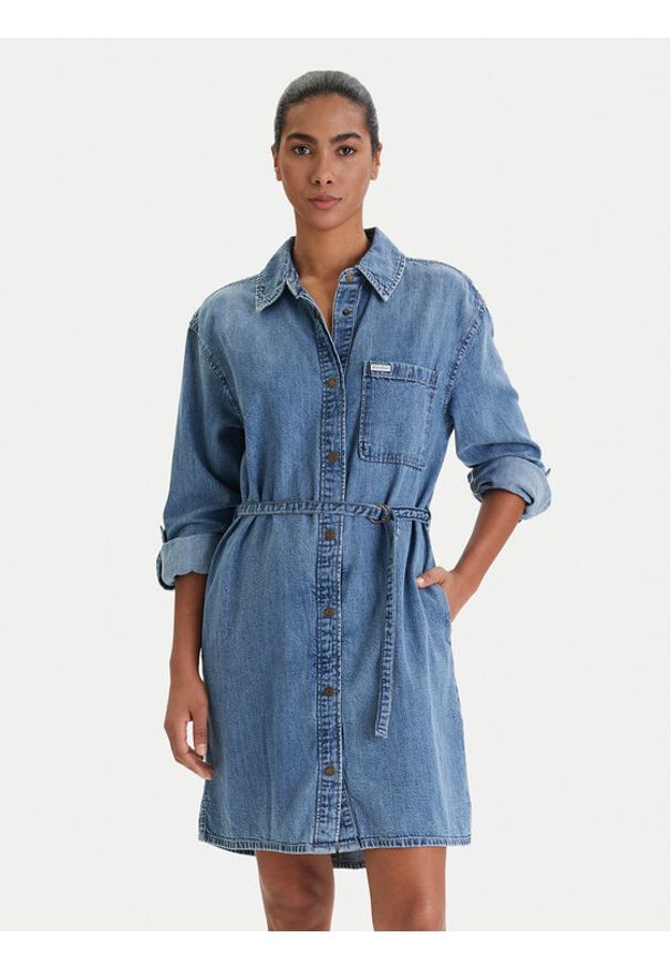 Guess Jeans Sukienka jeansowa W6RK26 D5M81 Niebieski Regular Fit. Kolor: niebieski. Materiał: jeans, bawełna