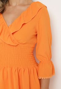 Born2be - Pomarańczowa Sukienka z Kopertowym Dekoltem i Gumką w Pasie Ozdobiona Falbanką Tesalie. Okazja: na co dzień. Typ kołnierza: dekolt kopertowy, kołnierz z falbankami. Kolor: pomarańczowy. Wzór: aplikacja. Sezon: wiosna, lato. Typ sukienki: kopertowe. Styl: elegancki, casual #3