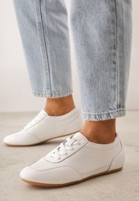 Born2be - Białe Perforowane Sneakersy z Zamszu Naturalnego ze Skórzaną Wkładką Mezlea. Okazja: na co dzień, do pracy. Kolor: biały. Materiał: skóra, zamsz #1