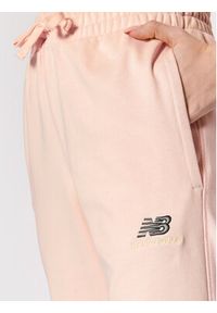 New Balance Spodnie dresowe Unisex UP21500 Różowy Athletic Fit. Kolor: różowy. Materiał: syntetyk