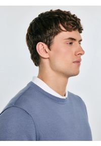 Big-Star - Sweter męski bawełniany niebieski Simoner 402. Okazja: na co dzień, do pracy. Kolor: niebieski. Materiał: bawełna. Długość rękawa: długi rękaw. Długość: długie. Wzór: gładki, aplikacja, ze splotem. Sezon: zima, jesień. Styl: casual, elegancki, klasyczny #7