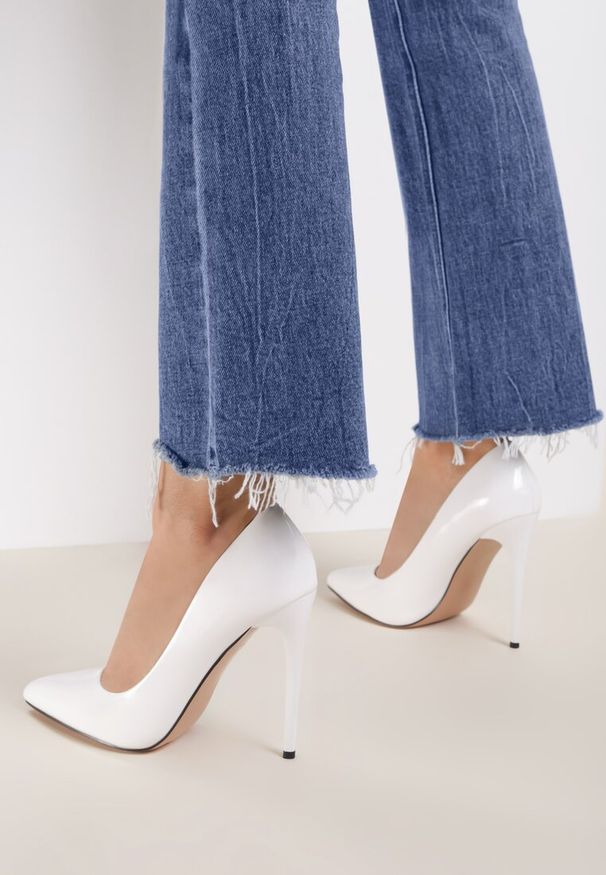 Renee - Białe Szpilki Cassildi. Okazja: do pracy, na imprezę, na co dzień, na spotkanie biznesowe. Kolor: biały. Materiał: jeans. Obcas: na szpilce. Styl: klasyczny, casual, elegancki, biznesowy. Wysokość obcasa: średni