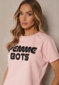 Renee - Różowy T-shirt z Nadrukiem Napisu Dezerine. Okazja: na co dzień. Kolor: różowy. Materiał: jeans. Wzór: napisy, nadruk. Styl: klasyczny, casual