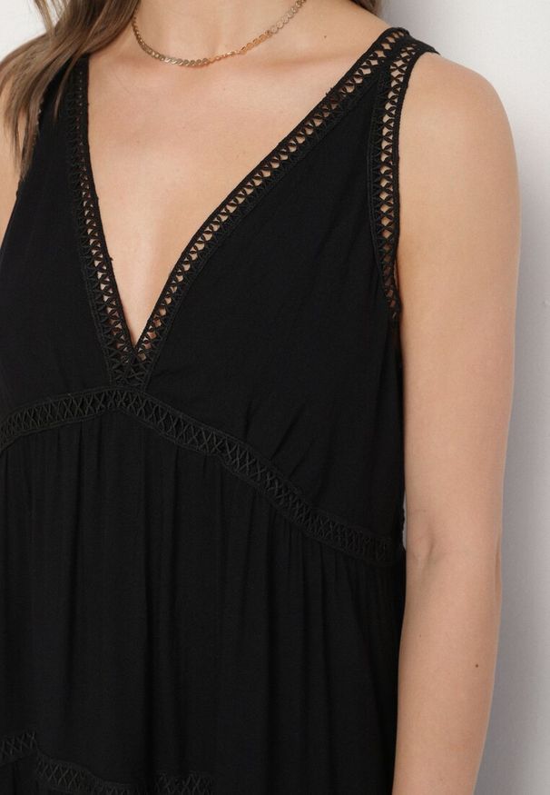 Born2be - Czarna Sukienka z Wiskozą i Szydełkowym Wzorem Meviellea. Okazja: na co dzień. Typ kołnierza: dekolt w kształcie V. Kolor: czarny. Materiał: wiskoza. Wzór: haft. Styl: casual, elegancki