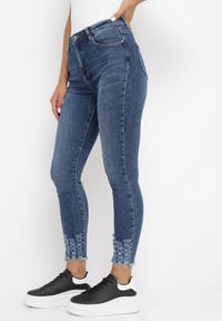 Born2be - Granatowe Jeansy Skinny z Przetarciami Fiava. Kolor: niebieski