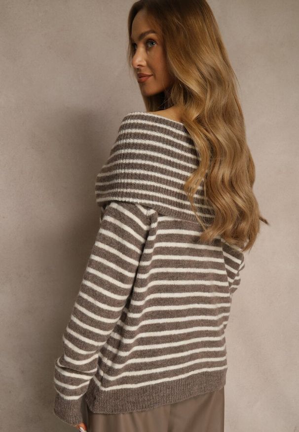 Renee - Jasnobrązowy Pasiasty Sweter z Domieszką Wełny i Wiskozy z Odkrytymi Ramionami Nelevia. Okazja: na co dzień. Kolor: brązowy. Materiał: wełna, wiskoza. Styl: klasyczny, casual, elegancki