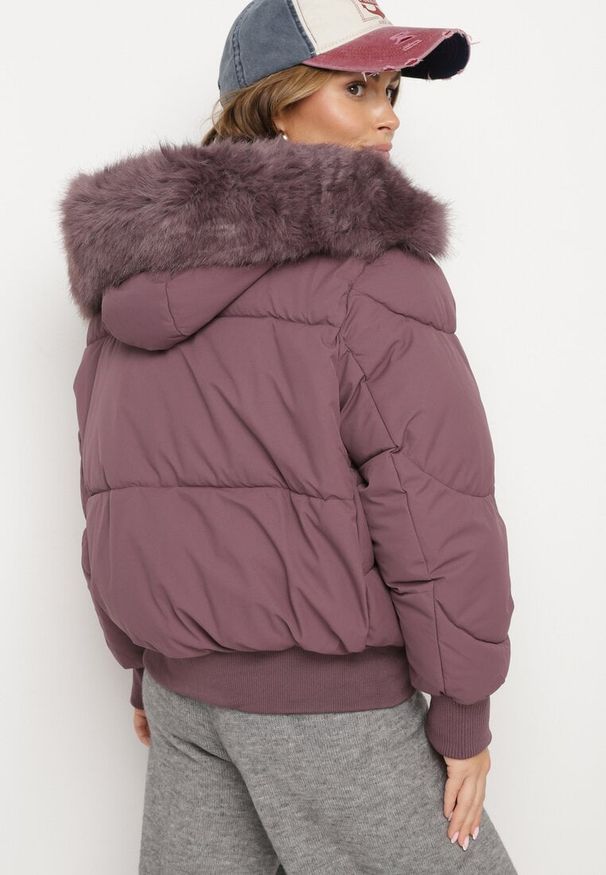 Born2be - Fioletowa Pikowana Kurtka z Szerokimi Ściągaczami i Ozdobnym Futrem przy Kapturze Inandria. Okazja: na co dzień, na spotkanie biznesowe, do pracy. Kolor: fioletowy. Materiał: futro. Długość rękawa: długi rękaw. Długość: długie. Styl: biznesowy, casual, elegancki, klasyczny