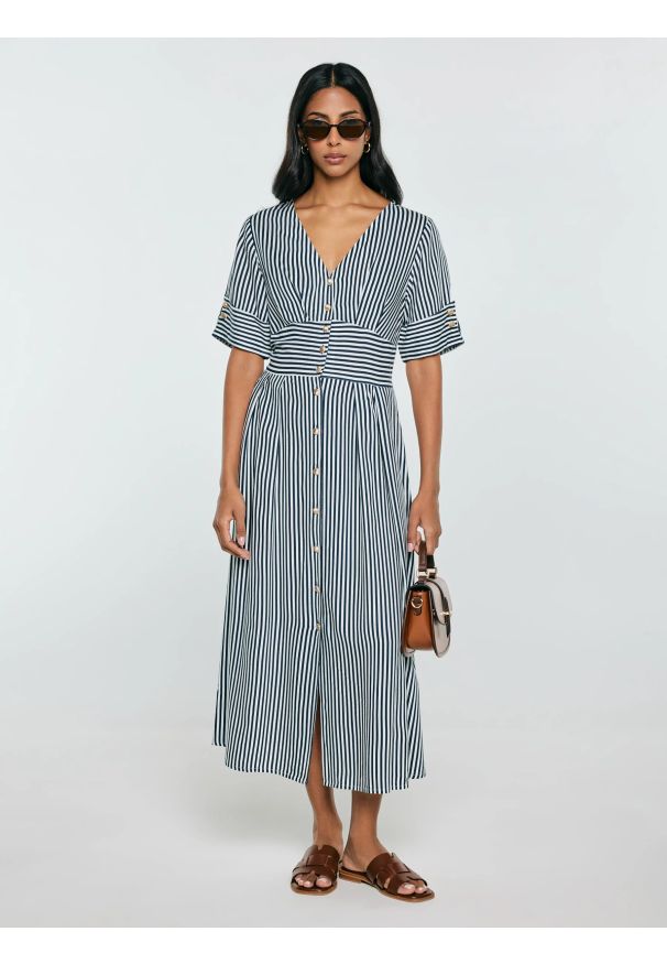 Big-Star - Sukienka damska midi z wiskozy w paski granatowo-białe Zissa 403. Okazja: do pracy, na co dzień, na spotkanie biznesowe. Kolor: niebieski. Materiał: wiskoza. Długość rękawa: krótki rękaw. Wzór: paski. Styl: biznesowy, klasyczny, casual. Długość: midi